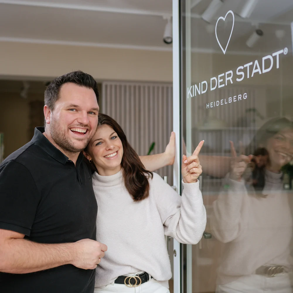 Pascal und Nathalie vor dem Kind-der-Stadt-Store in Heidelberg